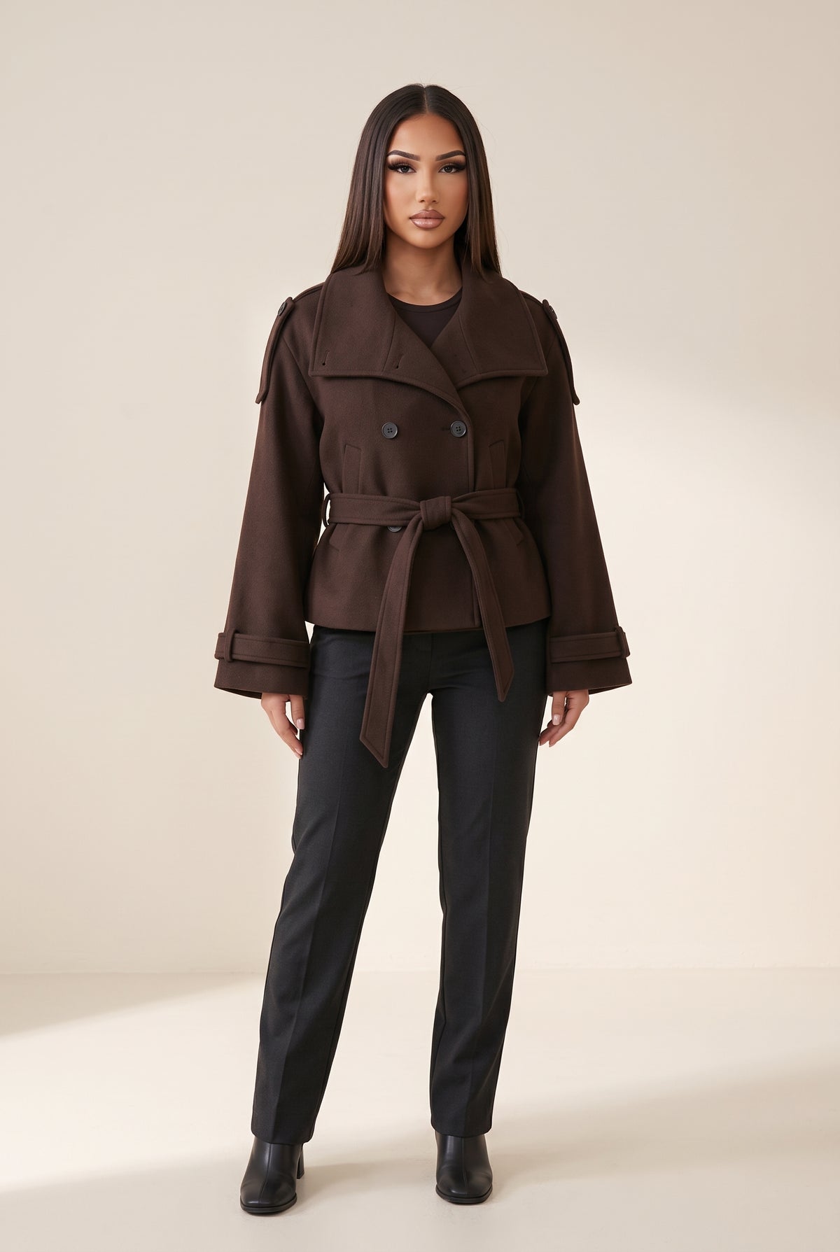 Cropped Jacke Dunkelbraun - Model